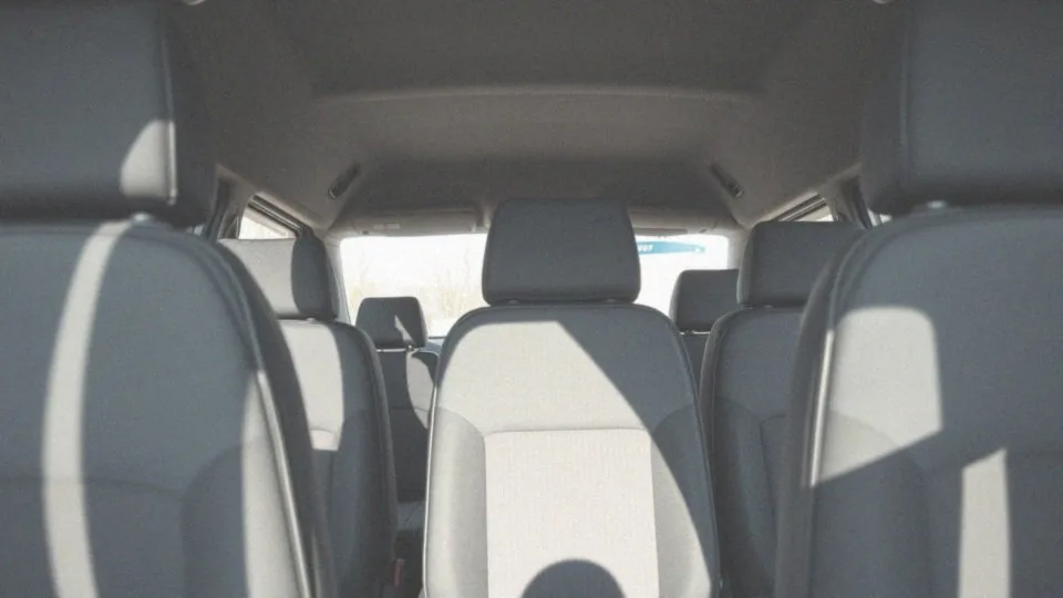 Czy dziecko może jeździć bez fotelika w minibusie lub furgonetce?