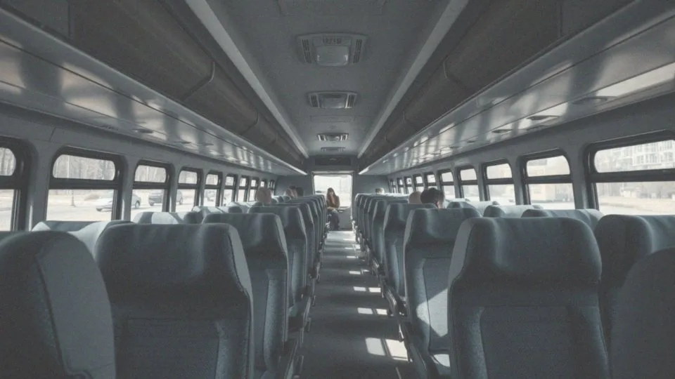 Jakie miejsca siedzące są dostępne w autobusach na trasie Warszawa - Busko-Zdrój?