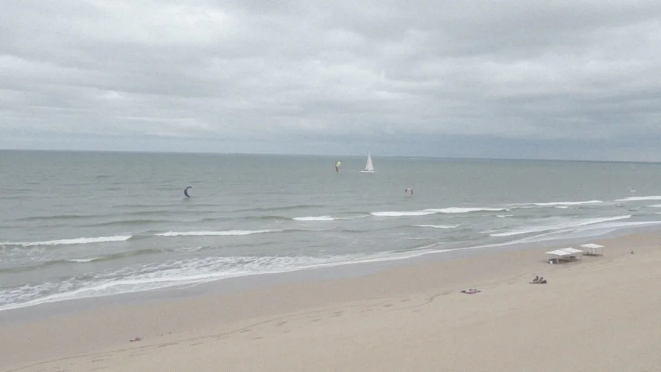 Jakie sporty wodne można uprawiać wzdłuż wybrzeża Bałtyku?