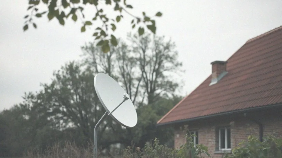 Jakie czynniki wpływają na odbiór sygnału z anteny satelitarnej?