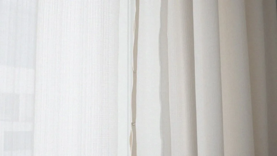 Jakie są różne systemy mocowania zasłon na karniszu?