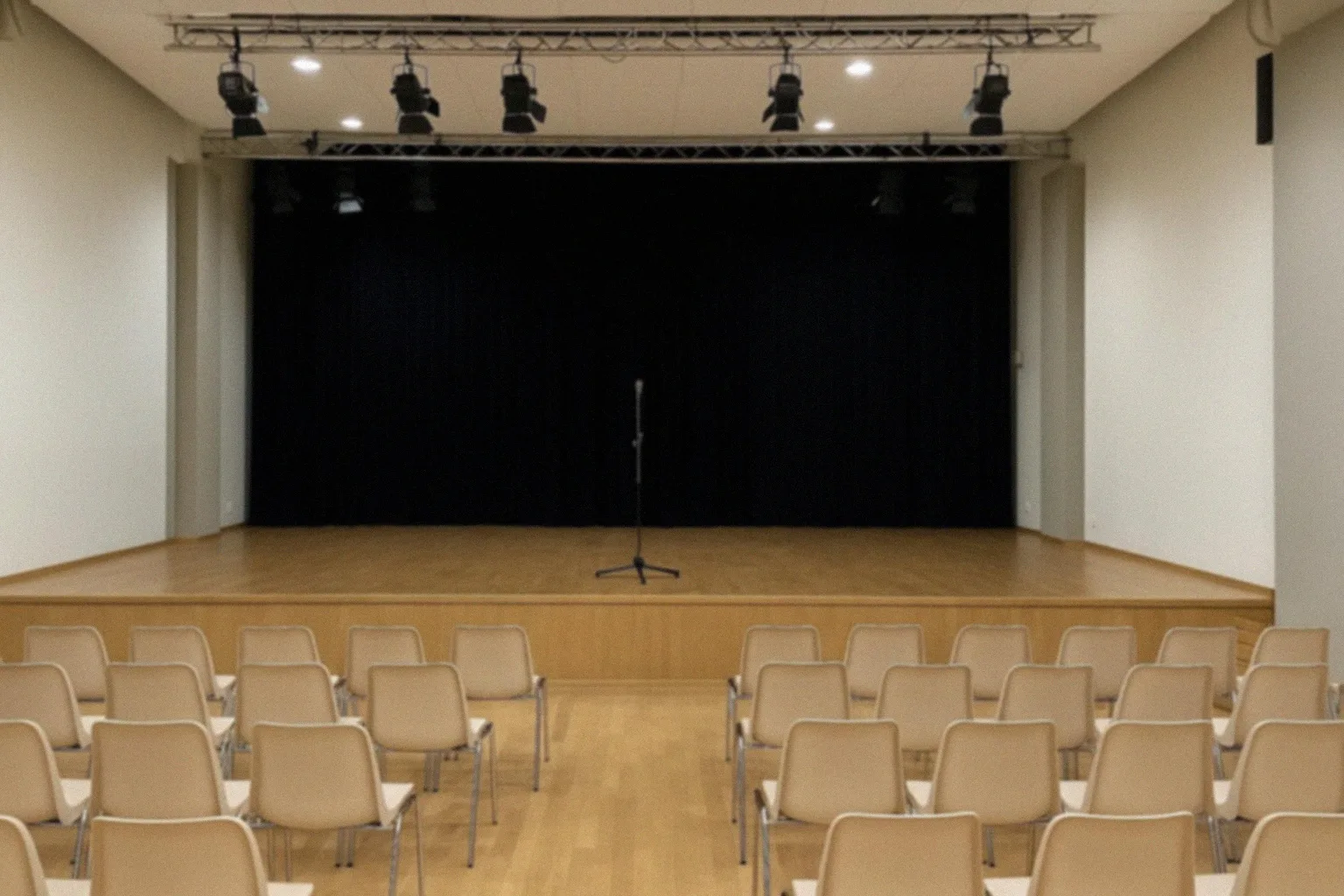 Wykorzystanie cyfrowych platform przez artystów: Jak skutecznie prezentować i sprzedawać swoje prace?