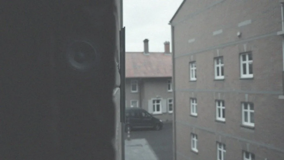 Sąsiad głośno słucha muzyki w dzień – co z tym zrobić?